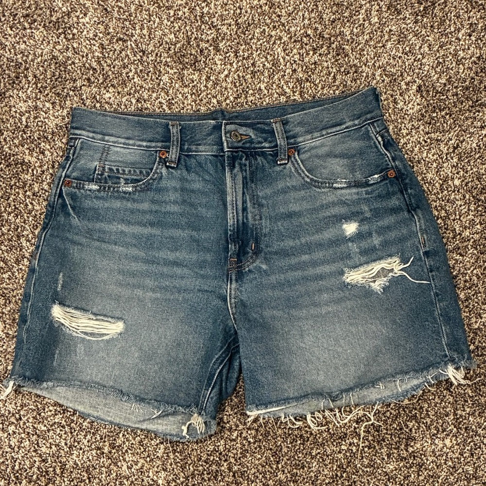 Old Navy Distressed Slouchy Straight Medium Wash Jean Shorts. 5” inseam. Size 8